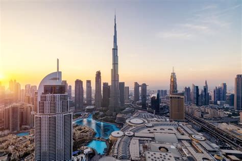 Panoráma Dubaja s modernými mrakodrapmi a živými ulicami