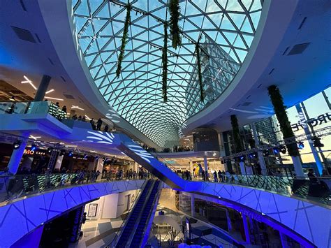 Interiér klimatizovaného nákupného centra v Dubaji, plného ľudí