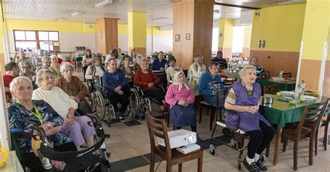 Mladí dobrovoľníci pomáhajúci seniorom