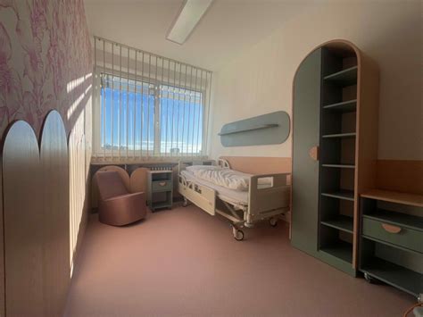 Interiér lôžkového hospicu s pacientom a ošetrujúcim personálom