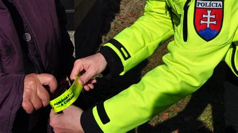 Chodci a cyklisti v zlej viditeľnosti s reflexnými prvkami