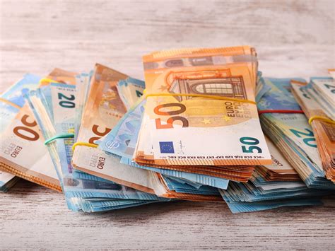 Ilustrácia rodiny poukazujúcej peniaze