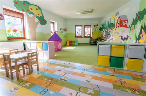Interiér detských jaslí s hrajúcimi sa deťmi