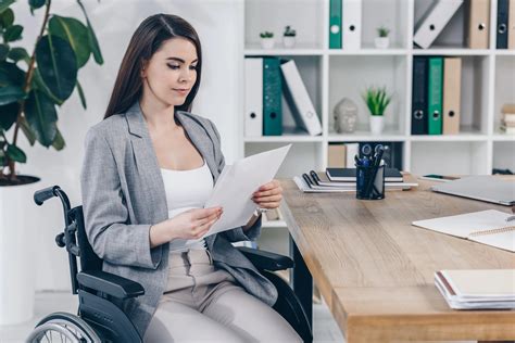 Žena vybavujúca si úradné dokumenty, symbolizujúca administratívny proces