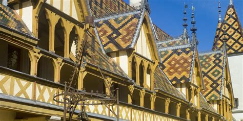 Hospices de Beaune zvonka s farebnými glazovanými strechami