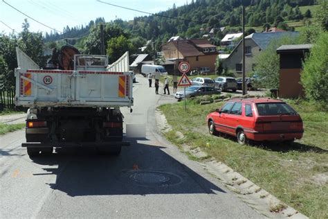 vodič nákladného vozidla v reflexnom odeve pri ceste