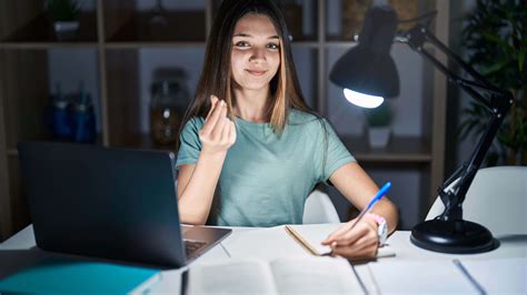 Študenti pracujúci na brigáde, zobrazenie flexibilných pracovných podmienok