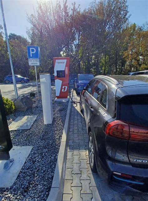 Vizualizácia nového parkoviska s nabíjacími stanicami a kamerovým systémom