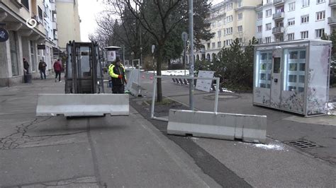 Majiteľ hovorí s opatrovateľom