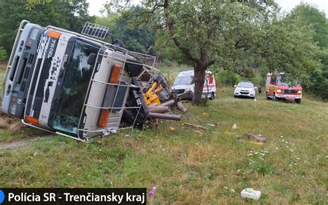 Fotografia poškodeného mosta po nehode nákladného vozidla