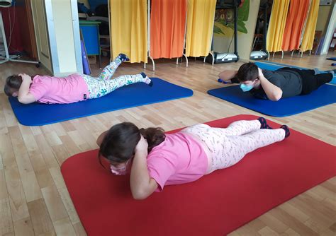 Deti cvičia pod dohľadom fyzioterapeuta