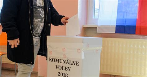 Ilustrácia: Sčítavanie hlasov volebnou komisiou