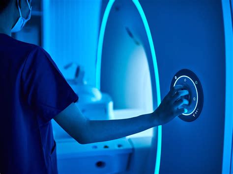 Pacientka v otvorenom MRI prístroji