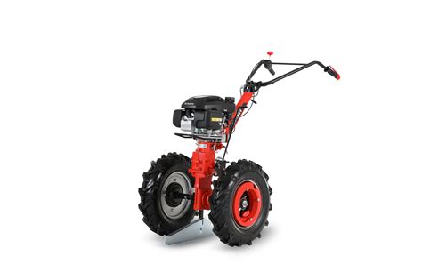 Malotraktor Vari s pripojeným dvojradličným pluhom