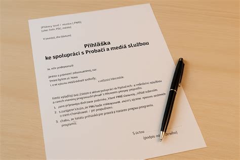 Dokumenty a formuláre na stole, pero a kalkulačka