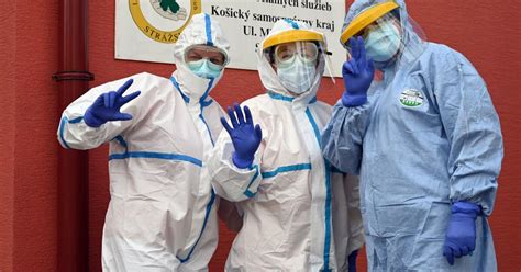 Zamestnanci DSS Pezinok v ochraných odevoch