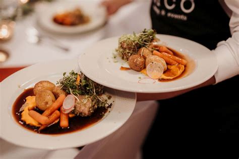 Fotografia cateringu s rôznymi jedlami a nápojmi