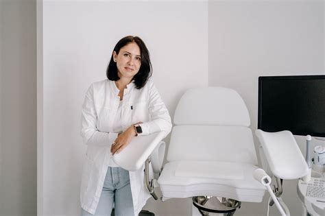 Lekárka gynekologička vyšetruje pacientku