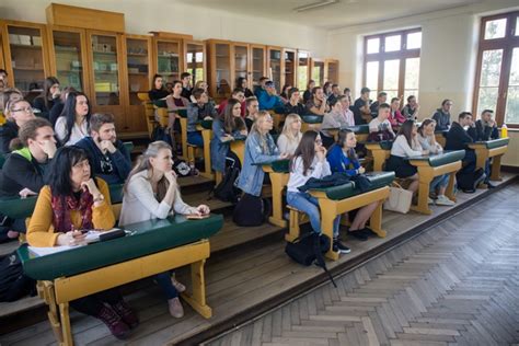 Študenti bilingválneho gymnázia počas vyučovania