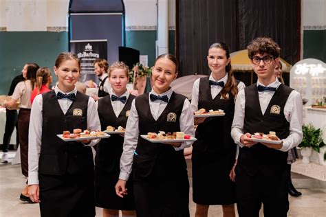 Študenti Hotelovej akadémie pri praktickom vyučovaní