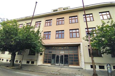 Historická budova Strednej priemyselnej školy elektrotechnickej v Piešťanoch na Námestí SNP 8