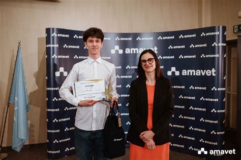 Fotografia víťaziek súťaže Junior Internet z SPŠE Piešťany s ich diplomami
