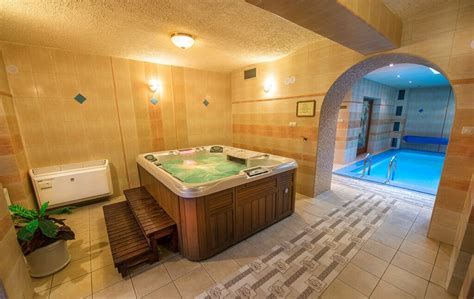 Interiér wellness centra s vírivkou a saunami