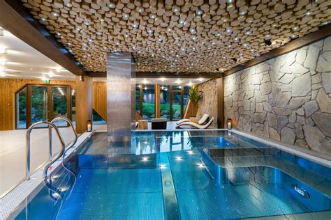 Moderný bazén vo wellness centre