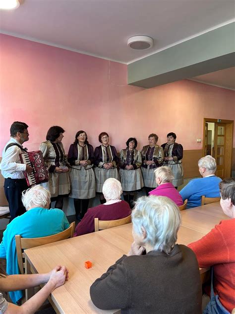 skupina seniorov pri spoločnej aktivite