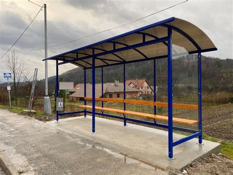Autobusová zastávka v Piešťanoch s cestujúcimi