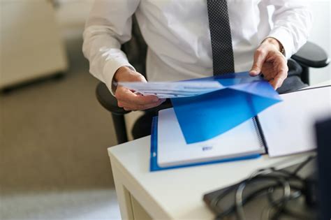 Zamestnanec ošetrujúci si poranenú ruku na pracovisku