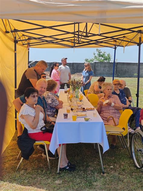 Záhrada zariadenia pre seniorov s oddychovou zónou