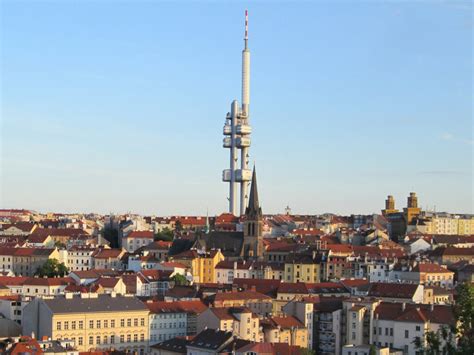 Žižkovský vysielač so sochami bábätiek