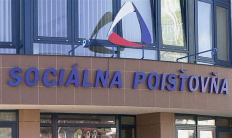Ilustrácia: Zamestnanec na PN s obviazanou rukou, zamestnávateľ a Sociálna poisťovňa s logami