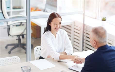 Ilustračná fotografia ľudí pri vypĺňaní formulárov