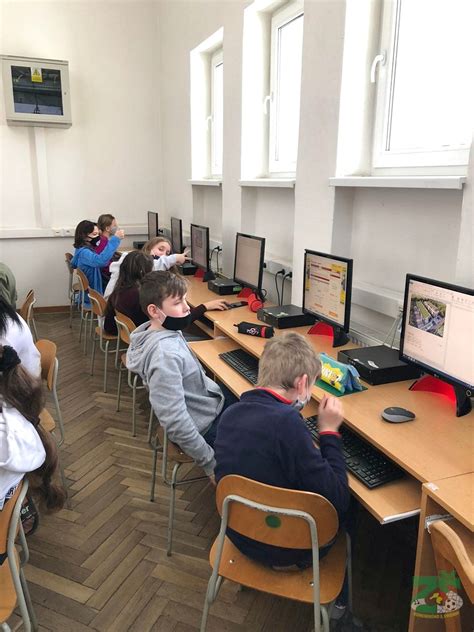 študenti na hodine informatiky