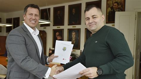 Ilustračná fotografia mladého páru pri podpise zmluvy