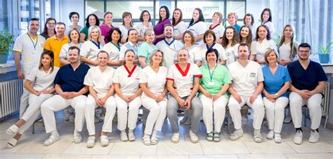 Personál rehabilitačného centra poskytuje starostlivosť pacientom