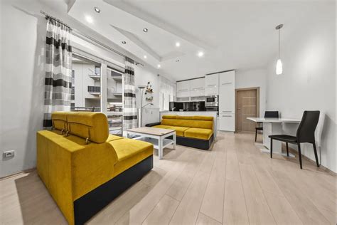 Ilustrácia psa v byte a dome so záhradou