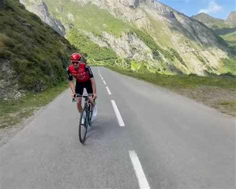 Ilustrácia cyklistu počas vychádzky.