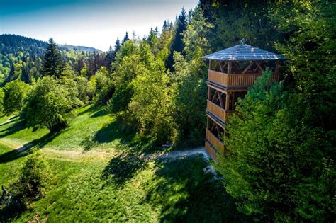 Rodina oddychujúca na Slovensku s výhľadom na hory