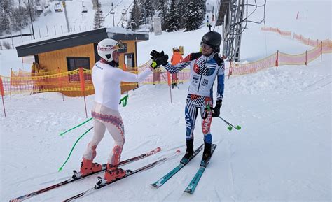Zrakovo postihnutý lyžiar s trénerom na upravenej trati