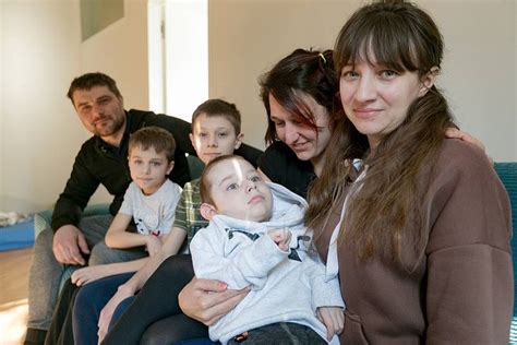 Ukrajinská rodina prijímajúca pomoc od dobrovoľníkov