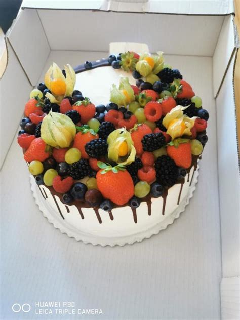 Vrstvená torta s ovocím a čokoládou