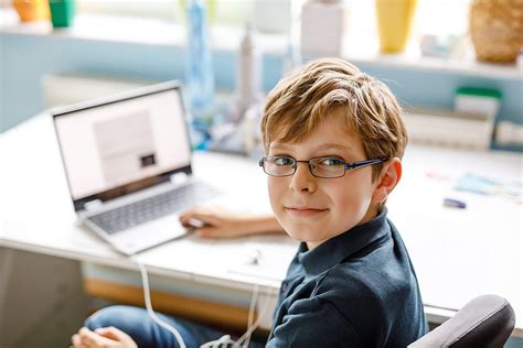 Dieťa so zrakovým postihnutím drží v rukách rôzne materiály na dotyk