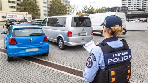 Mestskí policajti kontrolujú parkovanie