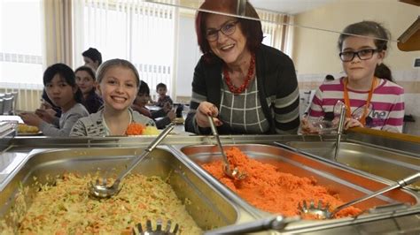 Deti jedia jedlo z Mary's Meals v školskej jedálni