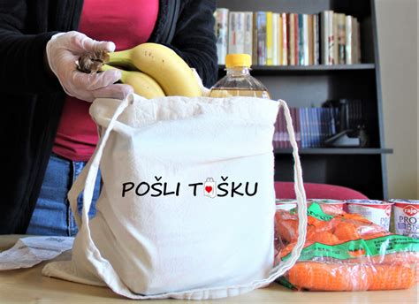 Senior dostávajúci nákup prostredníctvom projektu Pošli tašku
