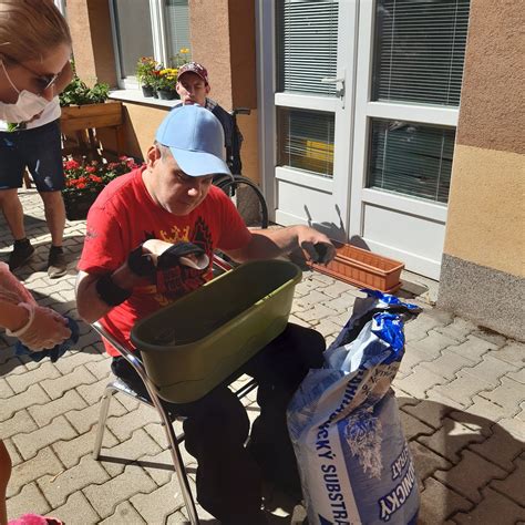 Klienti centra sociálnych služieb v maskách