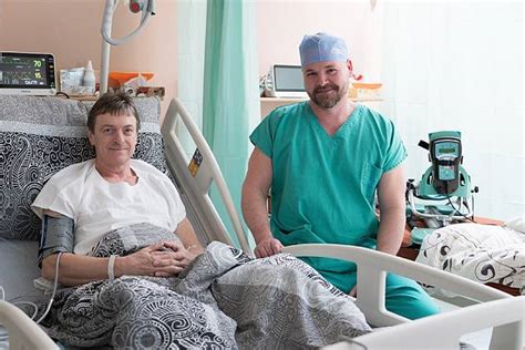 MUDr. vyšetruje koleno pacienta